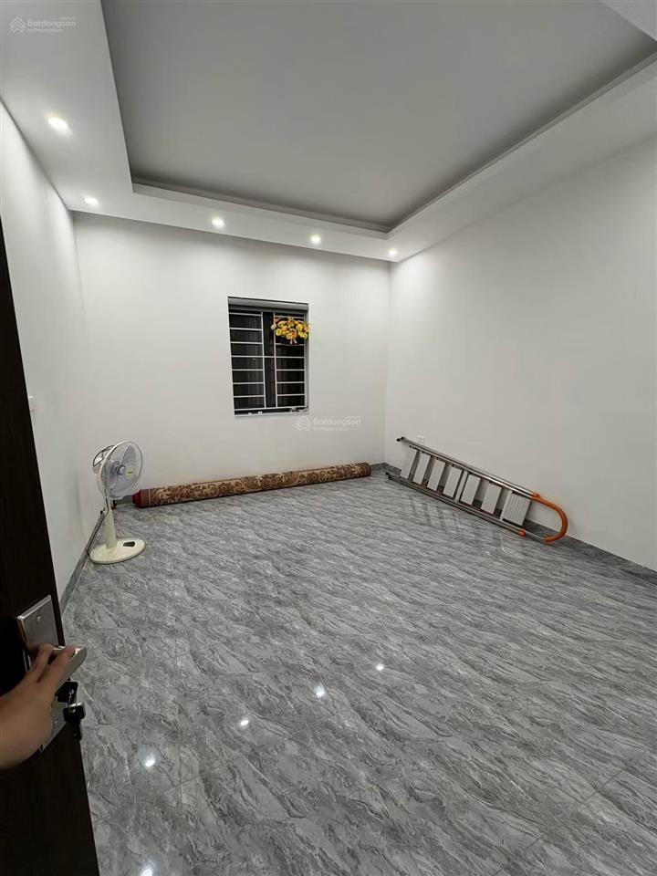 Cho thuê nguyên căn nhà phố nguyễn văn cừ  ngọc lâm  ô tô tránh, vào nhà