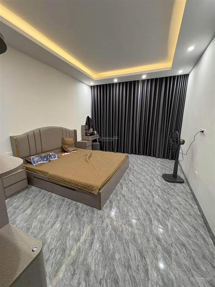 Cho thuê nguyên căn nhà phố nguyễn văn cừ  ngọc lâm  ô tô tránh, vào nhà
