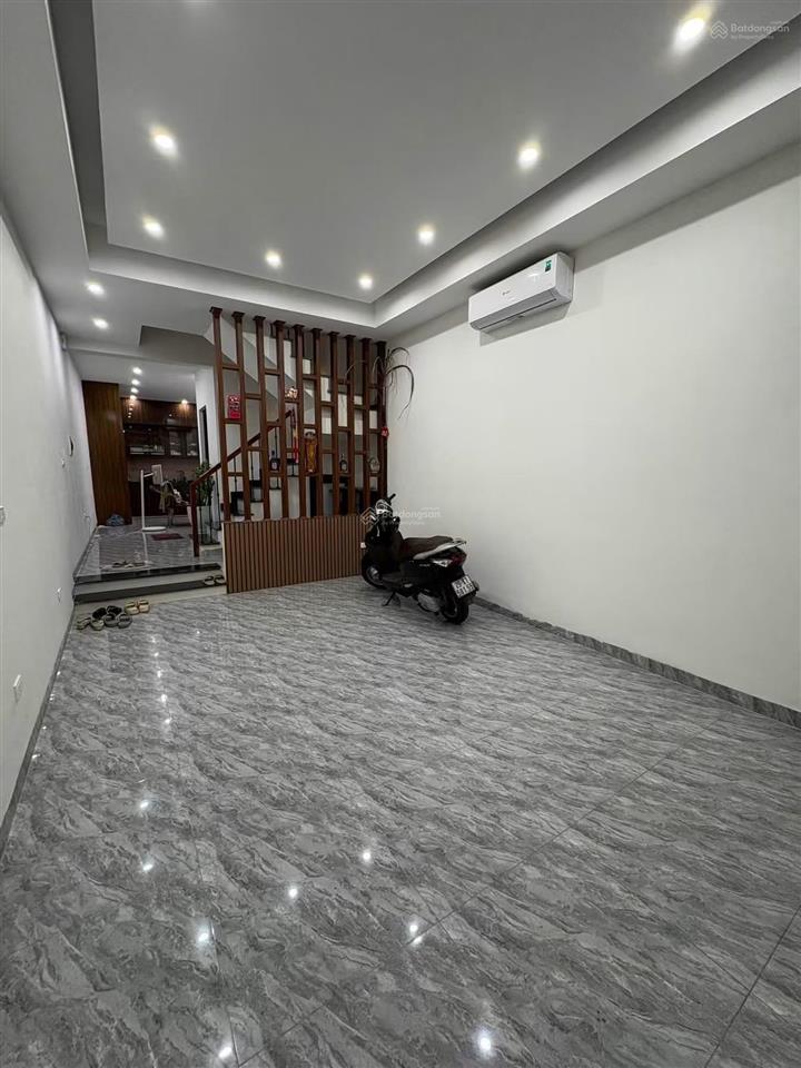 Cho thuê nguyên căn nhà phố nguyễn văn cừ  ngọc lâm  ô tô tránh, vào nhà