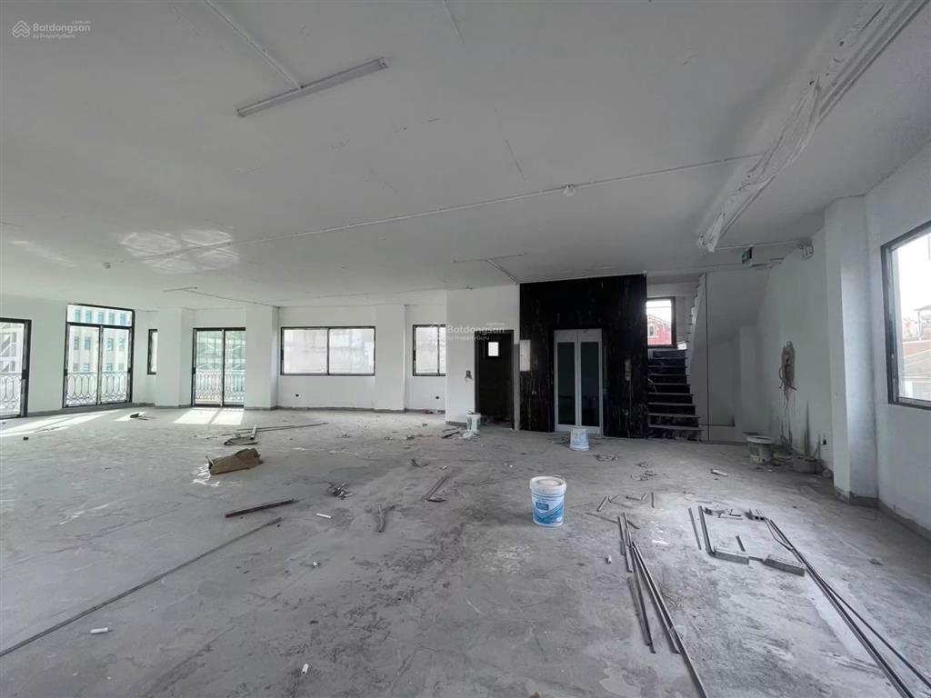Cho thuê nhà nguyên căn mặt phố hồng tiến  200m2  210 triệu  vỉa hè  ô tô tránh  thang máy