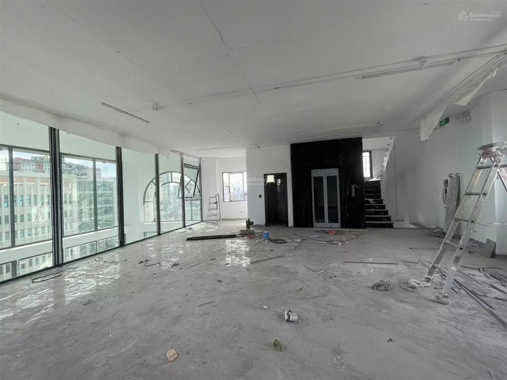 Cho thuê nhà nguyên căn mặt phố hồng tiến  200m2  210 triệu  vỉa hè  ô tô tránh  thang máy