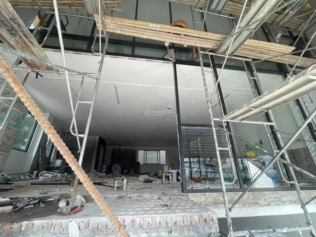 Cho thuê nhà nguyên căn mặt phố hồng tiến  200m2  210 triệu  vỉa hè  ô tô tránh  thang máy
