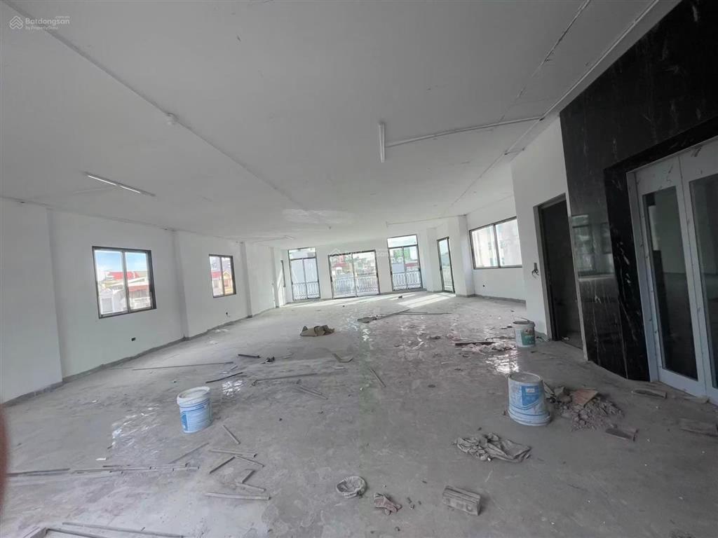 Cho thuê nhà nguyên căn mặt phố hồng tiến  200m2  210 triệu  vỉa hè  ô tô tránh  thang máy
