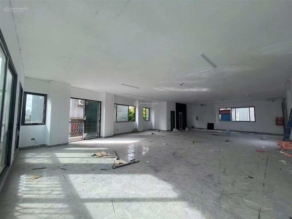 Cho thuê nhà nguyên căn mặt phố hồng tiến  200m2  210 triệu  vỉa hè  ô tô tránh  thang máy