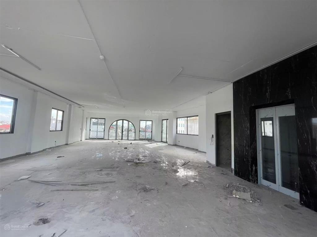 Cho thuê nhà nguyên căn mặt phố hồng tiến  200m2  210 triệu  vỉa hè  ô tô tránh  thang máy
