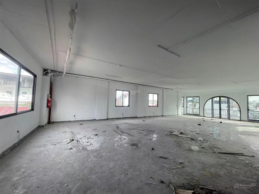 Cho thuê nhà nguyên căn mặt phố hồng tiến  200m2  210 triệu  vỉa hè  ô tô tránh  thang máy