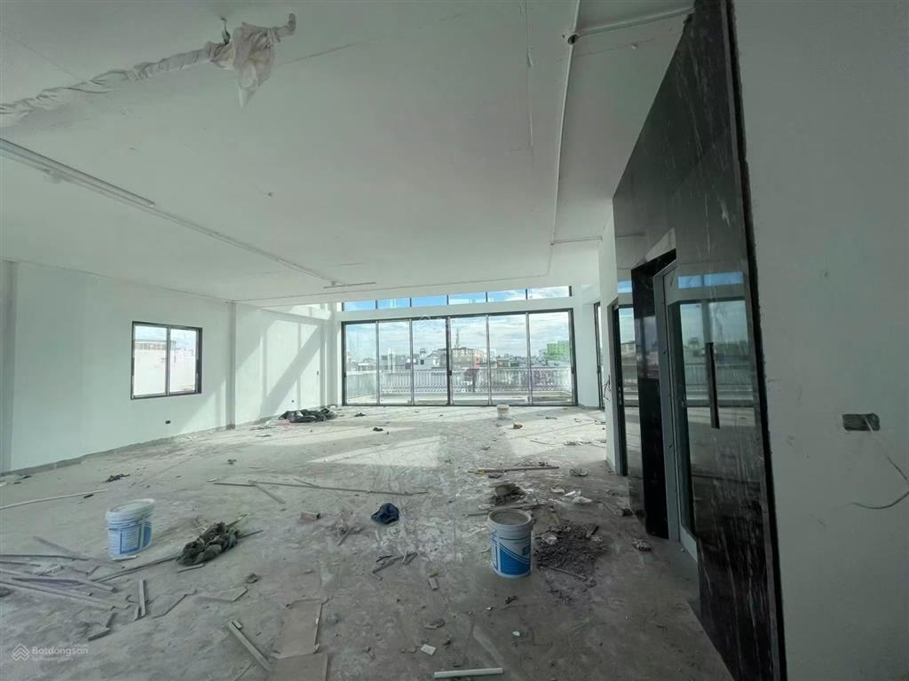 Cho thuê nhà nguyên căn mặt phố hồng tiến  200m2  210 triệu  vỉa hè  ô tô tránh  thang máy