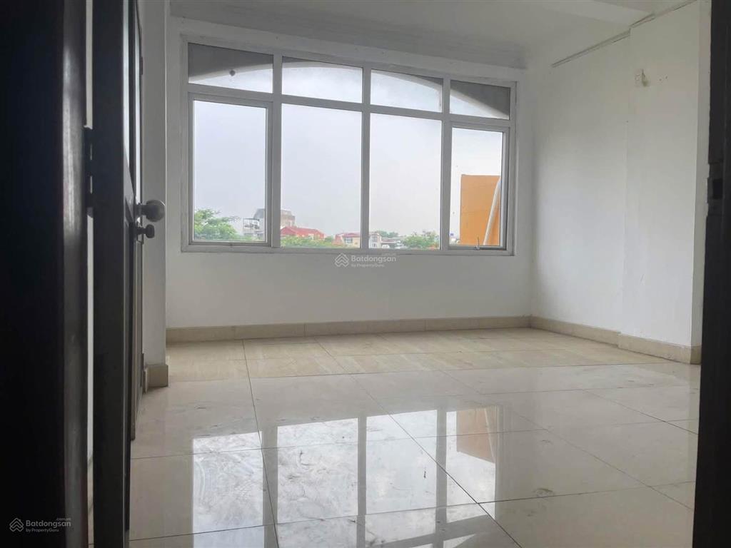 Cho thuê nguyên căn nhà mặt phố nguyễn văn cừ  45m2  20 triệu  vỉa hè  4 làn xe chạy