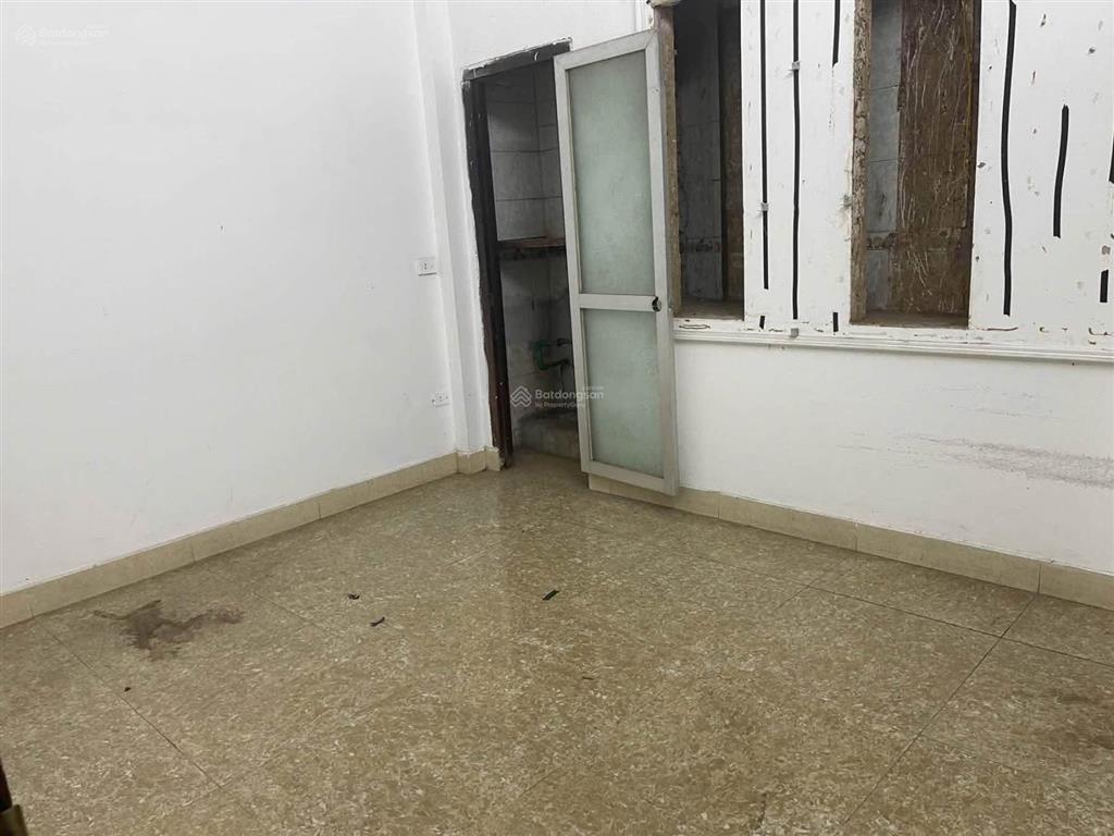 Cho thuê nguyên căn nhà mặt phố nguyễn văn cừ  45m2  20 triệu  vỉa hè  4 làn xe chạy