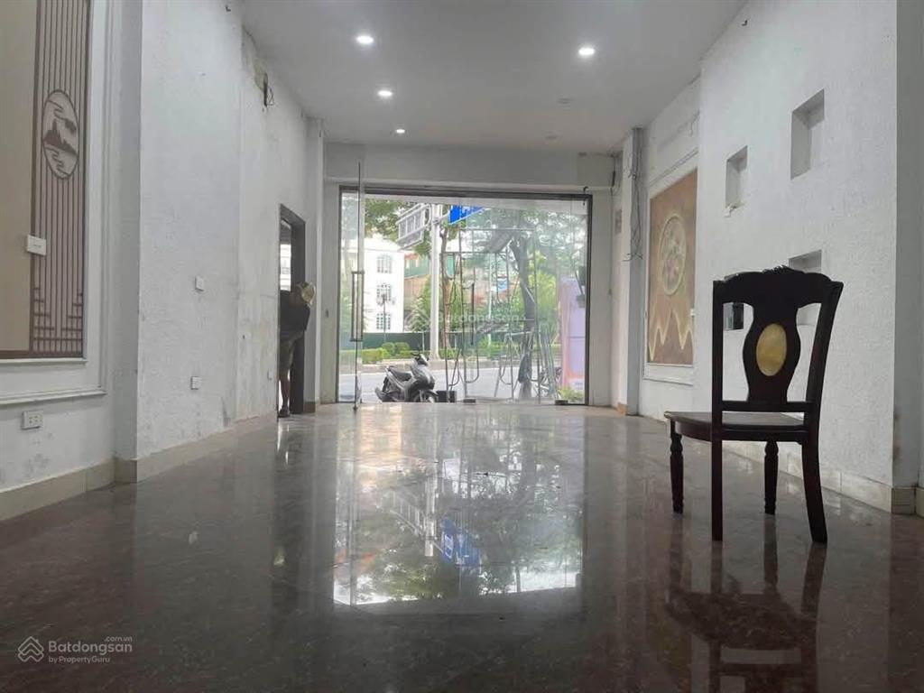 Cho thuê nguyên căn nhà mặt phố nguyễn văn cừ  45m2  20 triệu  vỉa hè  4 làn xe chạy