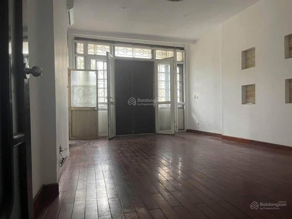 Cho thuê nguyên căn nhà mặt phố nguyễn văn cừ  45m2  20 triệu  vỉa hè  4 làn xe chạy