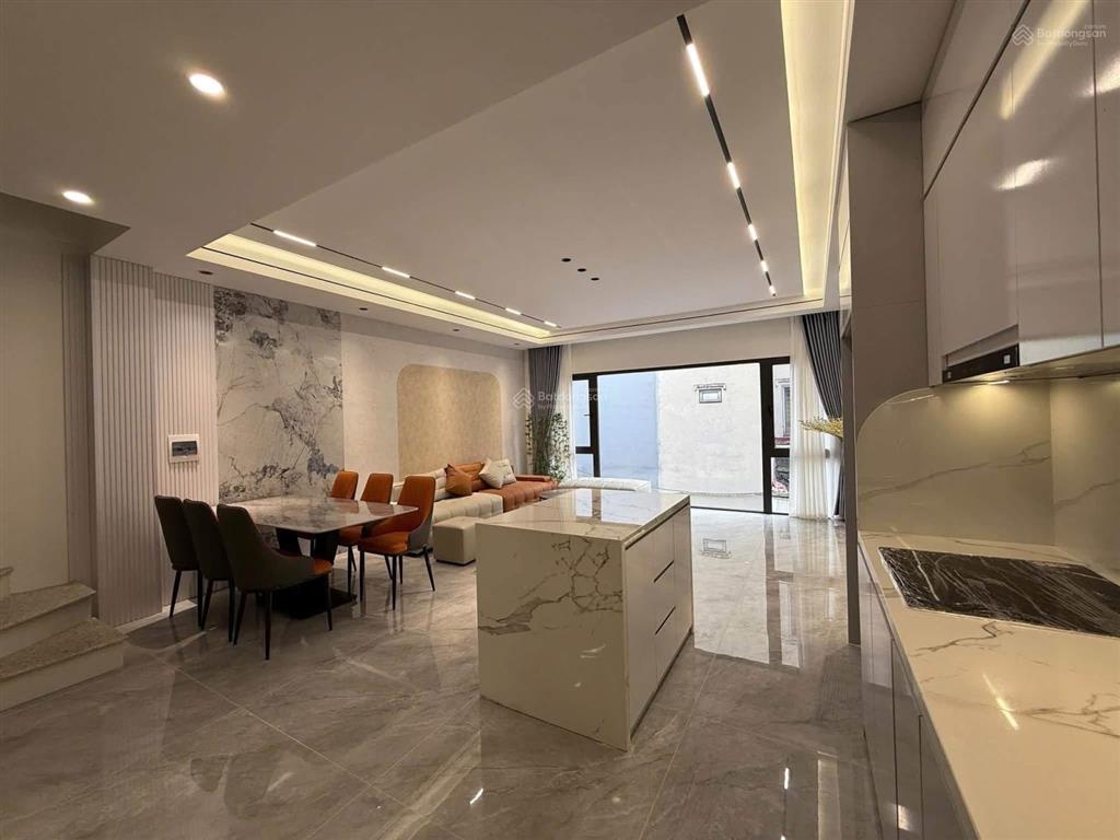 Cho thuê nhà bát khối  cổ linh  50.5m2  thang máy  23triệu