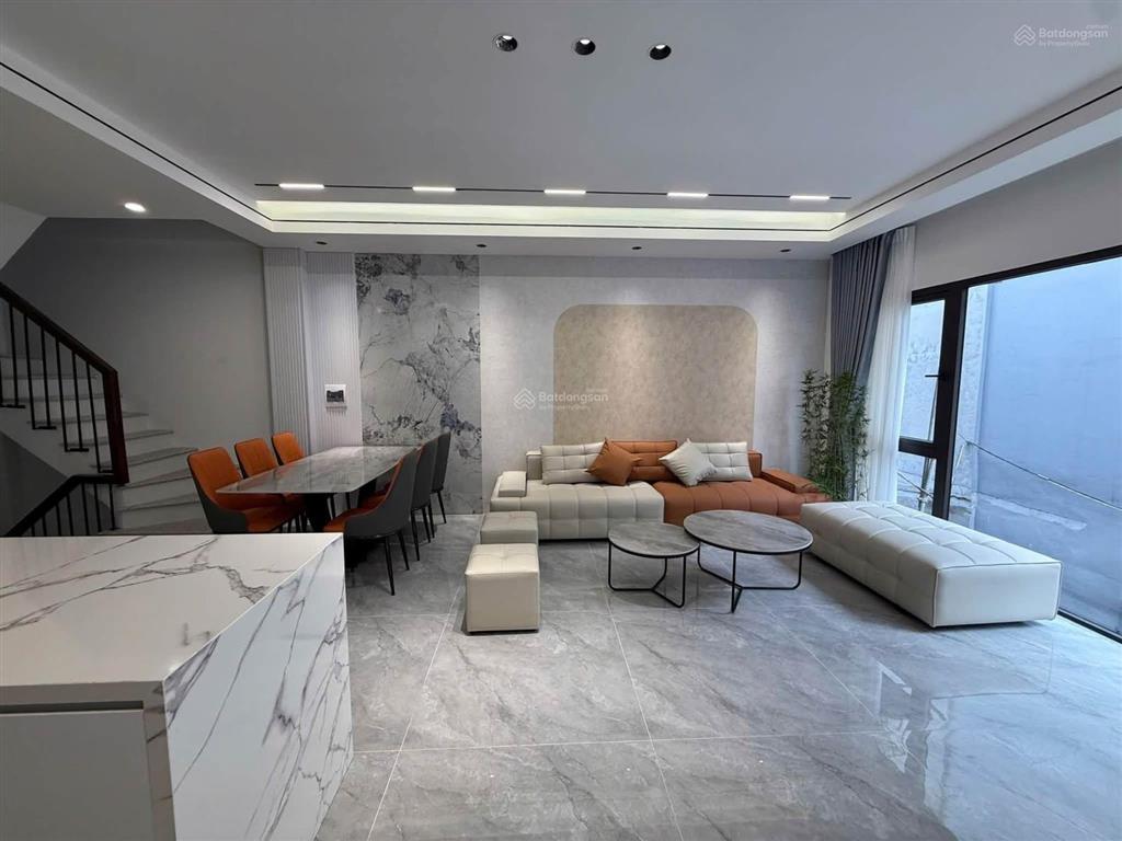 Cho thuê nhà bát khối  cổ linh  50.5m2  thang máy  23triệu