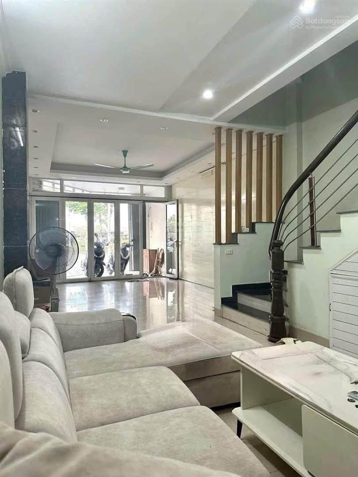 Cho thuê nhà nguyên căn phố cổ linh, phường long biên gần cầu vĩnh tuy vp, cty kinh doanh sạch sẽ