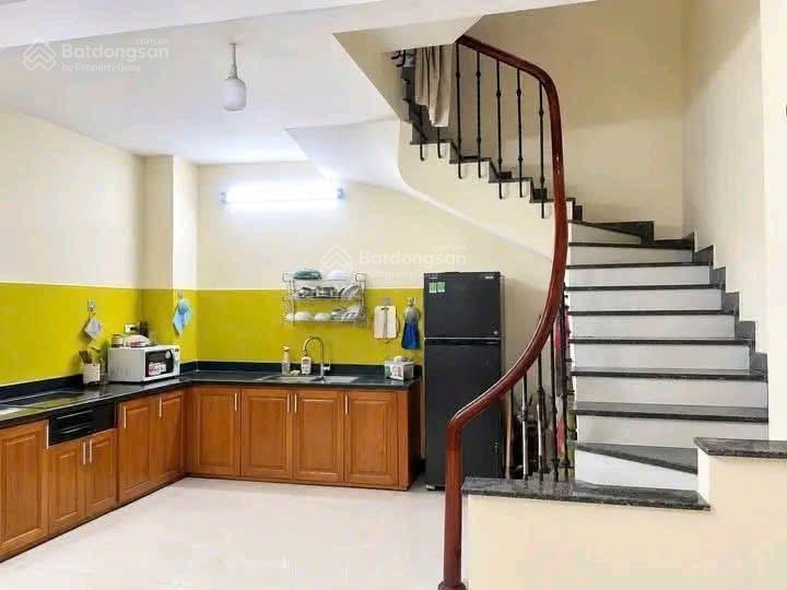Cho thuê nhà bồ đề  35m2  3pn  9 triệu