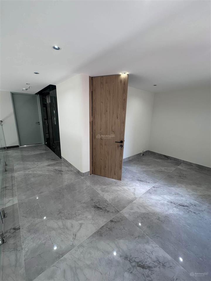 Cho thuê mbkd tại ngọc lâm  mặt tiền siêu rộng  vị trí trung tâm  thích hợp làm văn phòng, spa