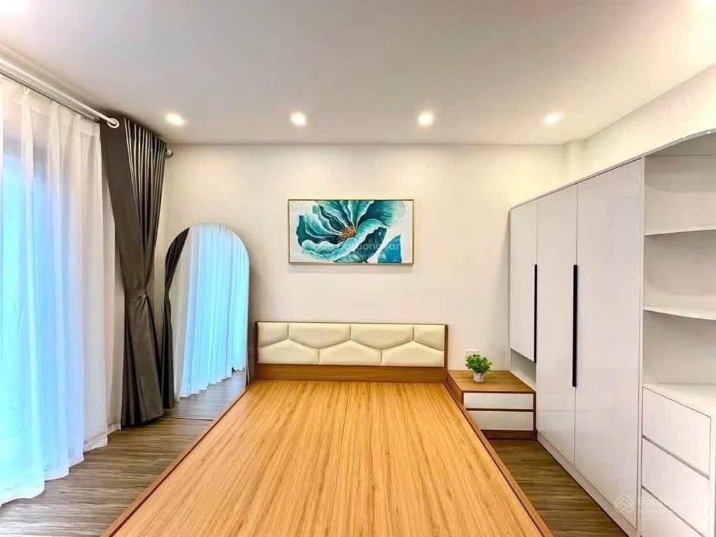 Cho thuê nhà ngọc lâm 6pn  5wc  thang máy  ngõ thông cách ô tô vài bước chân  ở gđ  vp