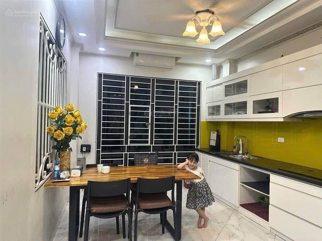 Cho thuê nhà nguyên căn phố lâm du  bồ đề  ô tô đỗ ngày đêm cách 20m  4pn  đầy đủ nội thất