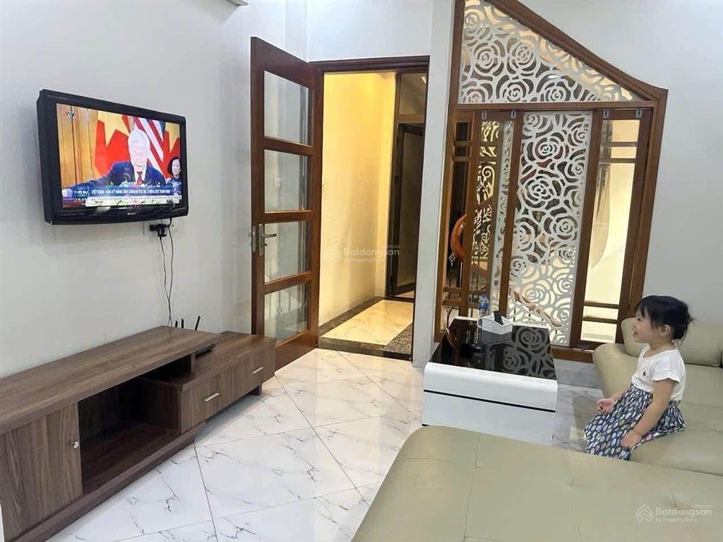 Cho thuê nhà nguyên căn phố lâm du  bồ đề  ô tô đỗ ngày đêm cách 20m  4pn  đầy đủ nội thất