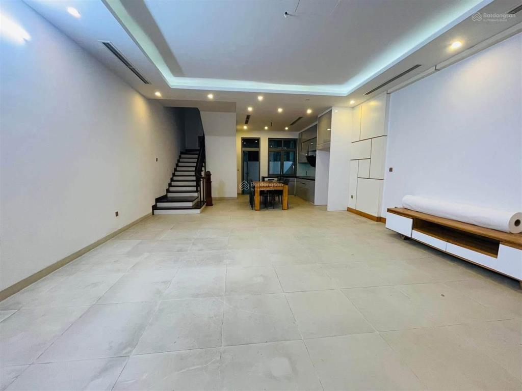 Cho thuê nguyên căn biệt thự vinhomes the harmony  vỉa hè, ô tô tránh  4pn  ở hộ gd