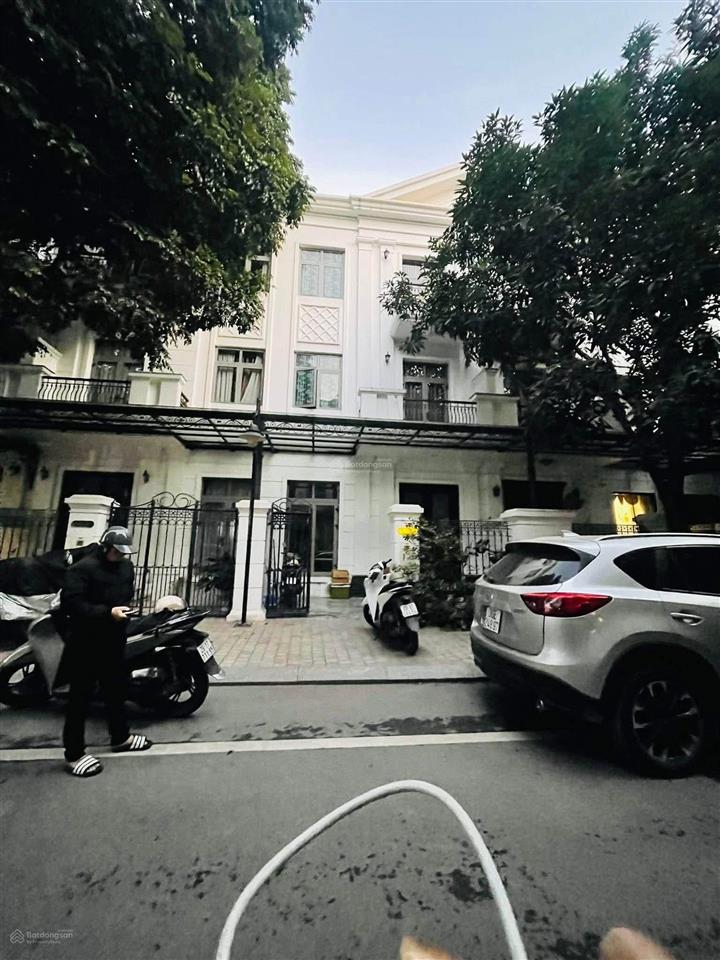 Cho thuê nguyên căn biệt thự vinhomes the harmony  vỉa hè, ô tô tránh  4pn  ở hộ gd