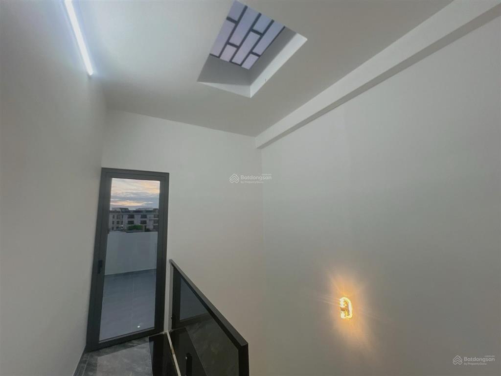 Bán nhà mới 5 tầng sát vách vạn phúc city, cổng đinh thị thi, nhỉnh 8 tỷ