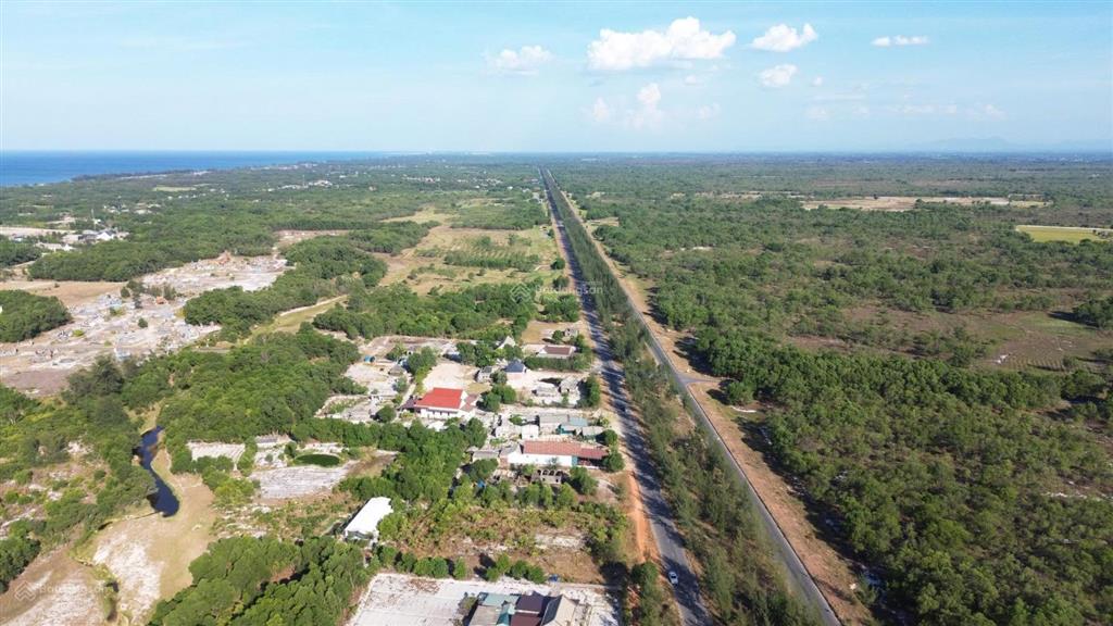 Lô đất biển, đối diện cổng chính khu công nghiệp nam cửa việt  mặt đường trục dọc khu kinh tế