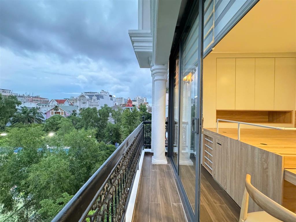 Cho thuê căn hộ có gác quận 10 gần vạn hạnh mall, huflit có ban công, thang máy, hầm xe mặt tiền