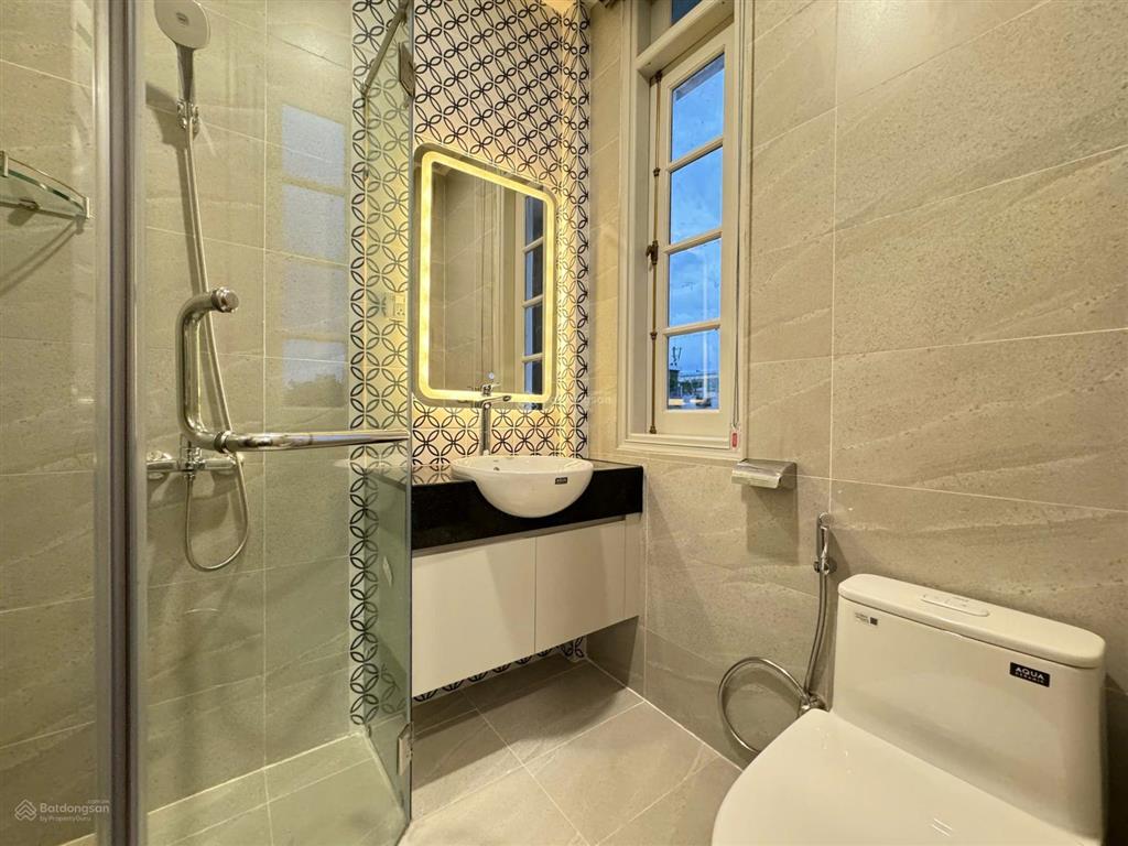 Cho thuê căn hộ có gác quận 10 gần vạn hạnh mall, huflit có ban công, thang máy, hầm xe mặt tiền