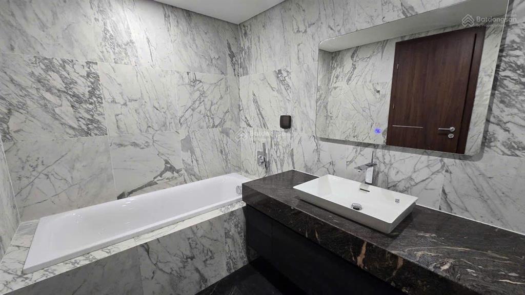 Chính chủ gửi em cho thuê căn hộ 3 ngủ + 1 và 2 vệ sinh, có bồn tắm với 163m2 nội thất cơ bản