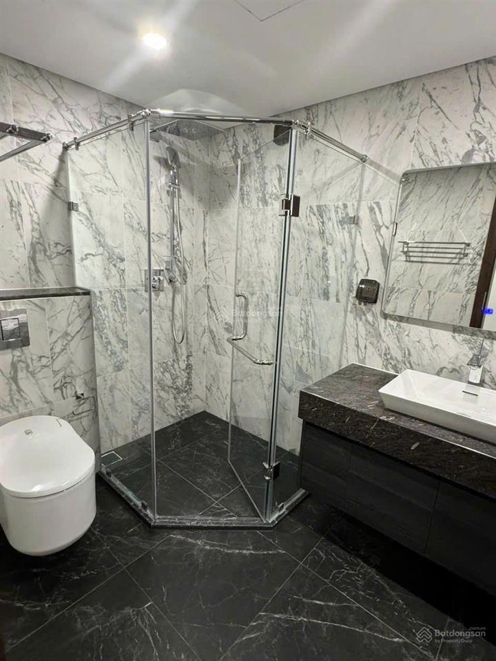 Chính chủ gửi em cho thuê căn hộ 3 ngủ + 1 và 2 vệ sinh, có bồn tắm với 163m2 nội thất cơ bản