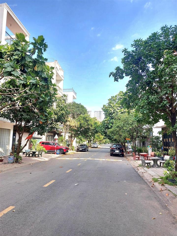 Nhà 6 tầng, thang máy, trung tâm hành chính, quảng trường xanh, dĩ an, tp hồ chí minh