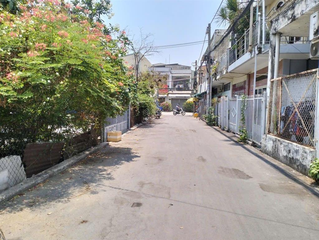 (11 x 17) gần chợ thủ đức. giá 9,2 tỷ (49 triệu/ m2) full thổ cư