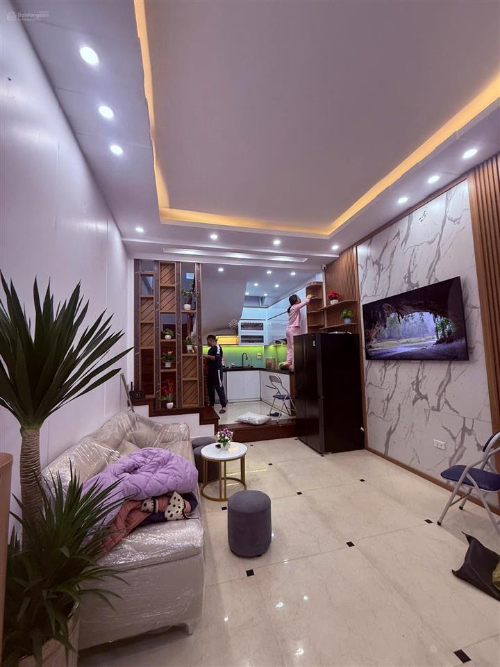 Hàng tại trần duy hưng, 11.8 tỷ, 50m2, 5pn, 5vs, 6 tầng  cực gần mặt phố