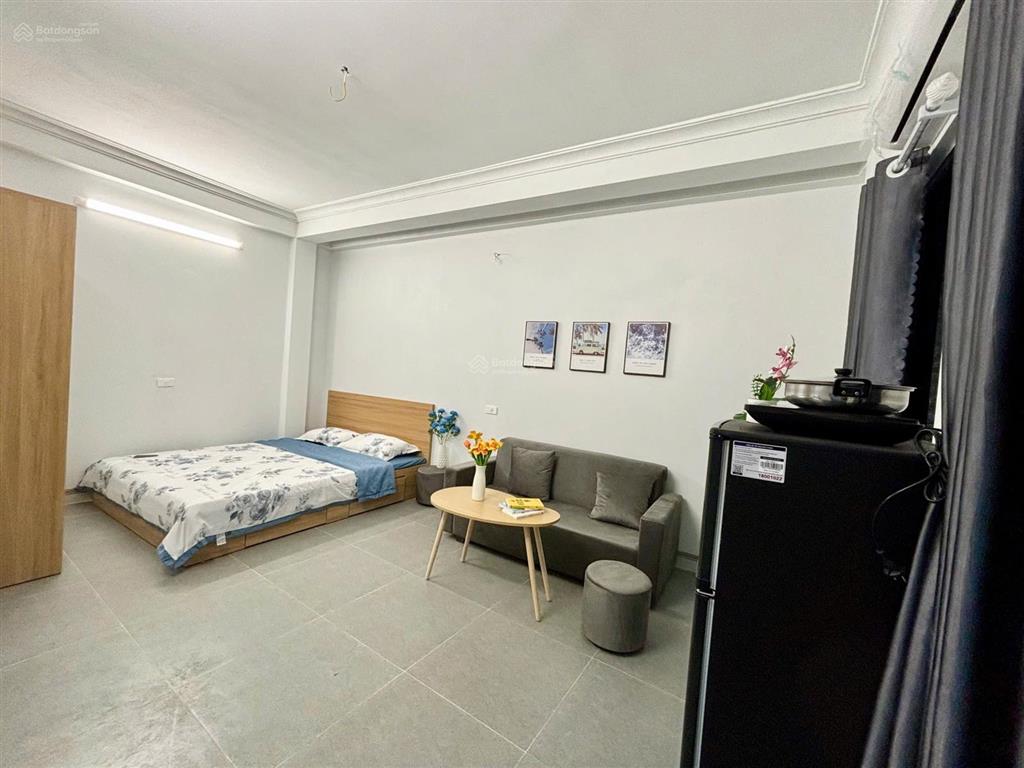 Bán nhà phố dịch vọng  7 tỷ 40m2 5 tầng, vị trí đẹp  ngõ rộng  gần phố