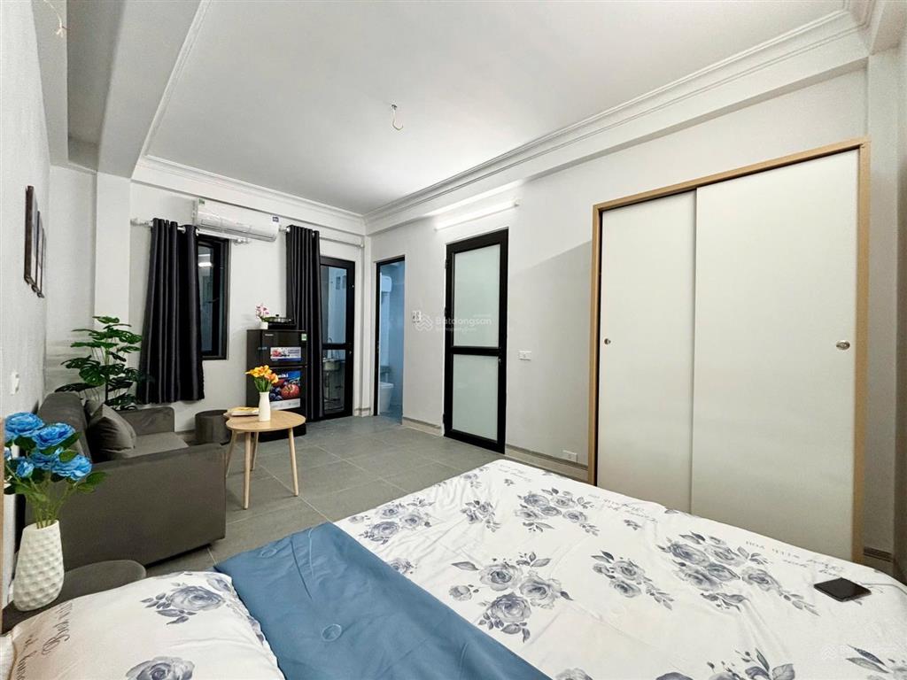 Bán nhà phố dịch vọng  7 tỷ 40m2 5 tầng, vị trí đẹp  ngõ rộng  gần phố