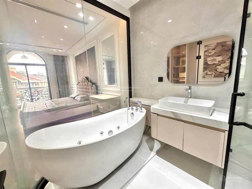 Bán đất phố mai dịch  hà nội, diện tích 50m2 mặt tiền 4m nở hậu  gpxd 7 tầng  2 mặt ngõ