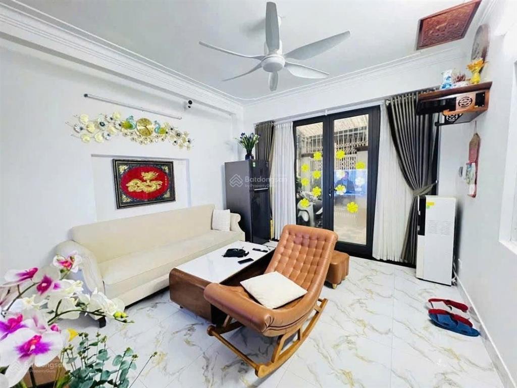 Giảm sâu! chính chủ bán nhà cầu giấy  38m2 5 tầng ngõ rộng  vị trí đẹp