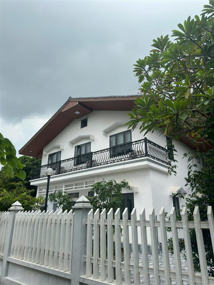 Cho thuê biệt thự nhà vườn dt 180m², 4 phòng ngủ, sân vườn rộng, có sân bóng đa năng  memory house
