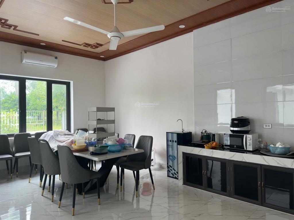Cho thuê biệt thự nhà vườn dt 180m², 4 phòng ngủ, sân vườn rộng, có sân bóng đa năng  memory house