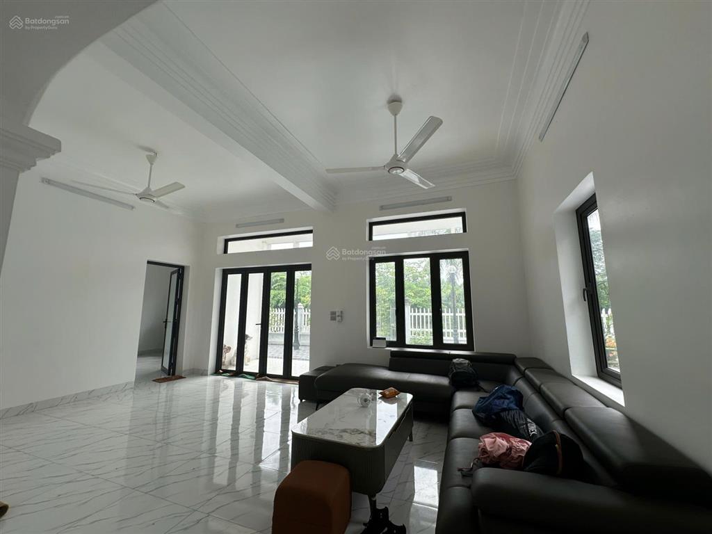 Cho thuê biệt thự nhà vườn dt 180m², 4 phòng ngủ, sân vườn rộng, có sân bóng đa năng  memory house