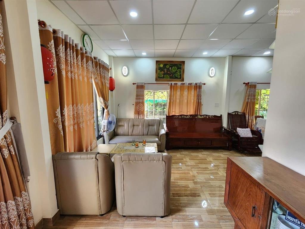 Nhà bán lê quang định sát phú nhuận. 135 m2  3 tầng btct sân thượng. xe hơi đậu nhà thiết kế st