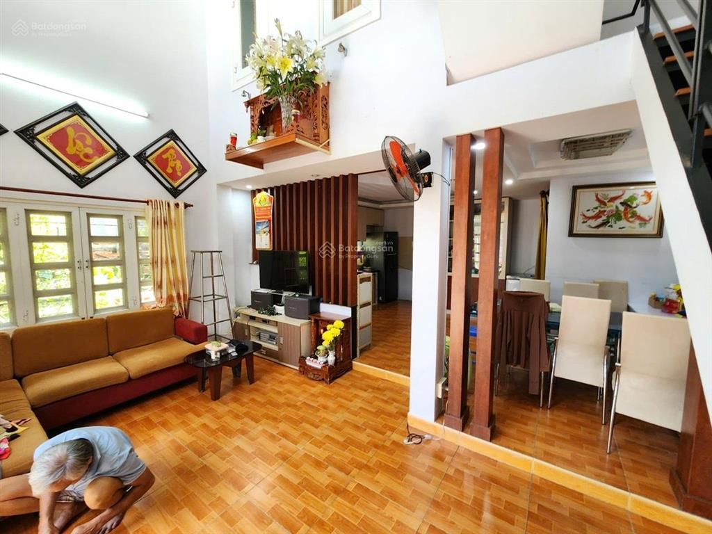 Nhà bán lê quang định sát phú nhuận. 135 m2  3 tầng btct sân thượng. xe hơi đậu nhà thiết kế st
