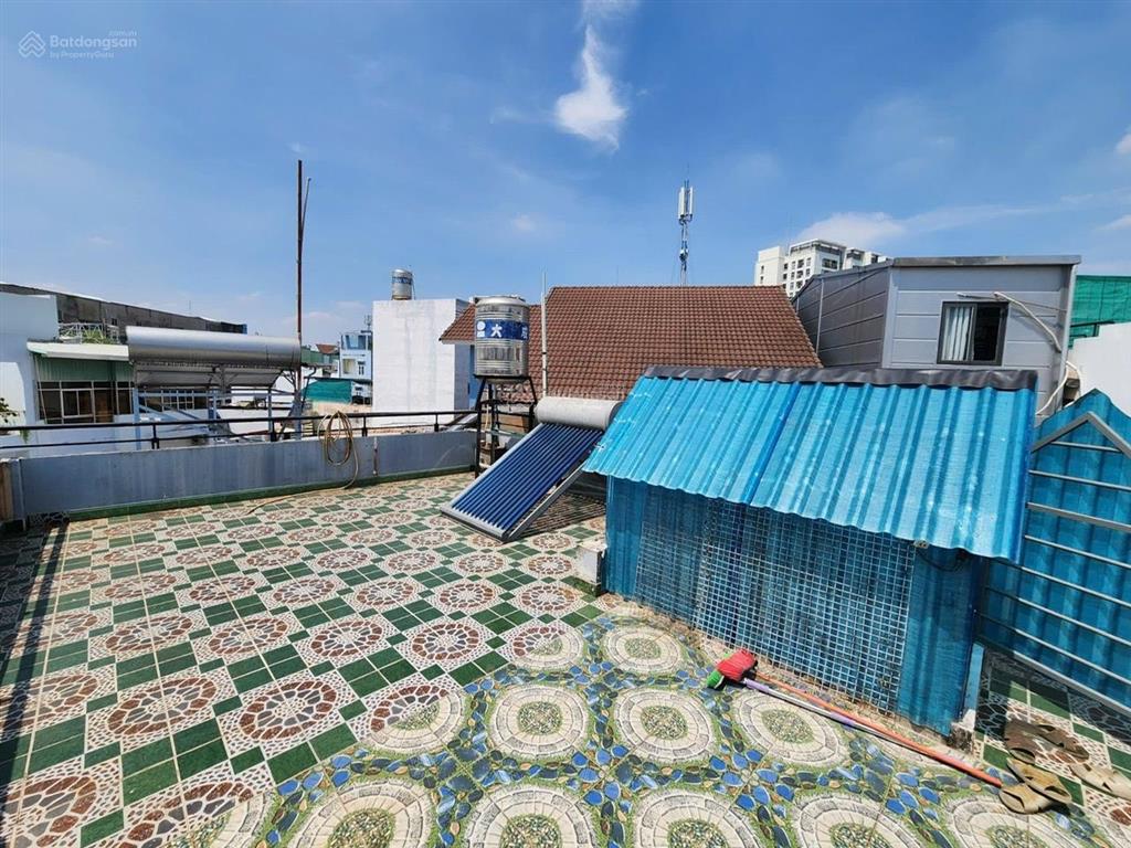 Nhà bán lê quang định sát phú nhuận. 135 m2  3 tầng btct sân thượng. xe hơi đậu nhà thiết kế st