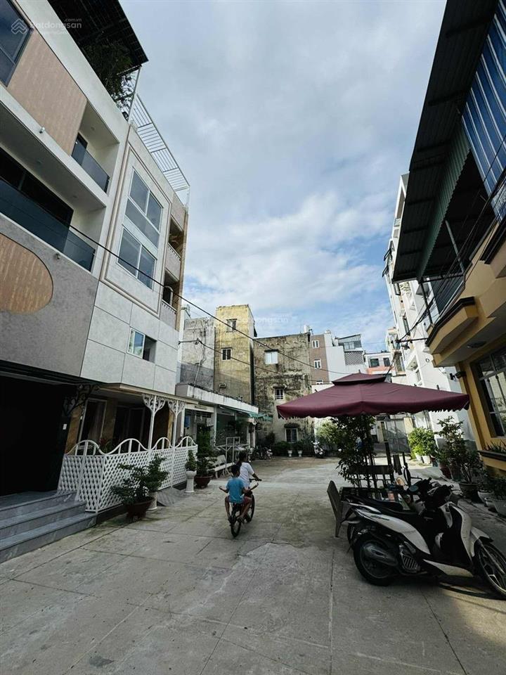 Nhà bán lê quang định sát phú nhuận. 135 m2  3 tầng btct sân thượng. xe hơi đậu nhà thiết kế st