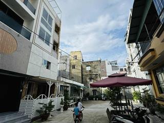 Nhà bán lê quang định sát phú nhuận. 135 m2  3 tầng btct sân thượng. xe hơi đậu nhà thiết kế st