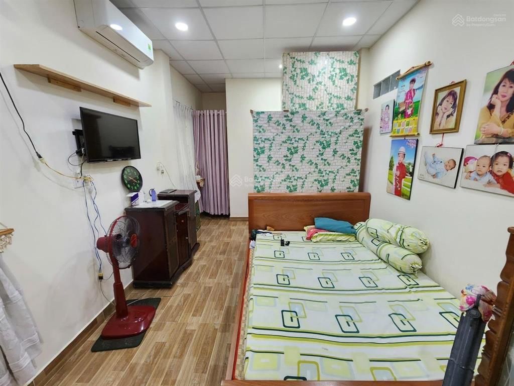 Nhà bán lê quang định sát phú nhuận. 135 m2  3 tầng btct sân thượng. xe hơi đậu nhà thiết kế st