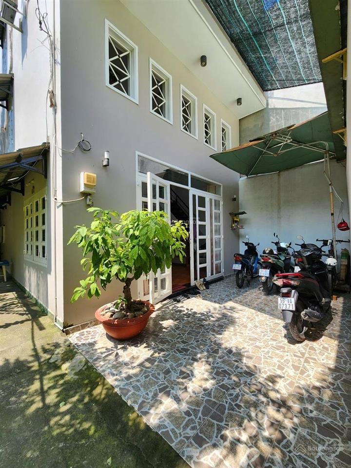 Nhà bán lê quang định sát phú nhuận. 135 m2  3 tầng btct sân thượng. xe hơi đậu nhà thiết kế st