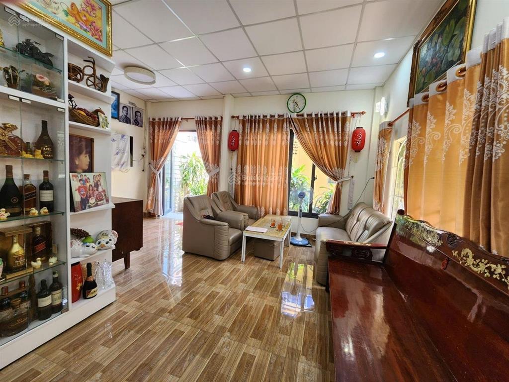 Nhà bán lê quang định sát phú nhuận. 135 m2  3 tầng btct sân thượng. xe hơi đậu nhà thiết kế st