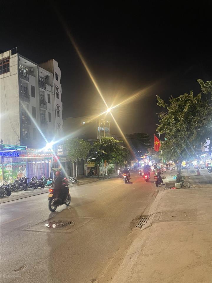 5.7tỷ trung tâm bình thạnh 57m2 4 tầng btct sân thượng 5pn có sân rộng rãi để xe gần chợ bà chiểu